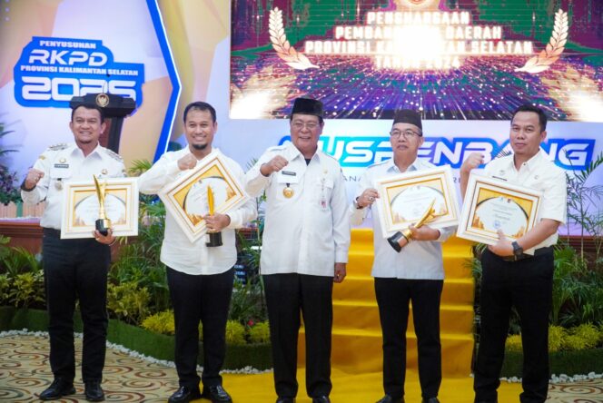 
 Banjarmasin Terima Penghargaan Pembangunan Kota Terbaik di Kalimantan Selatan Tahun 2024