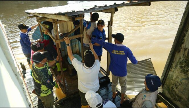 
 Tiga Buah Jamban Apung di Kawasan Muara Kelayan dibongkar