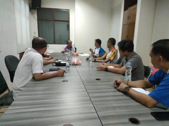 
 Ket Foto: Rapat Koordinasi rencana nonbar semifinal Piala Asia U-23 dengan Sekda HST.