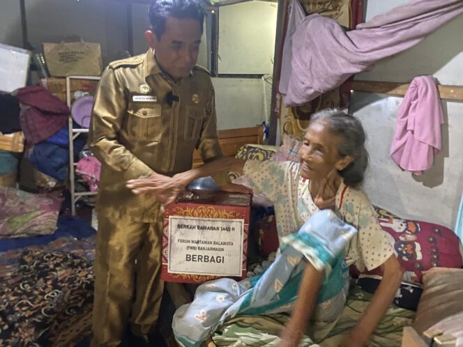 
 Salurkan Bantuan Berkah Ramadhan FWB Banjarmasin, Wakil Wali Kota : Ternyata Masih Banyak Warga Miskin Tidak Terjamah