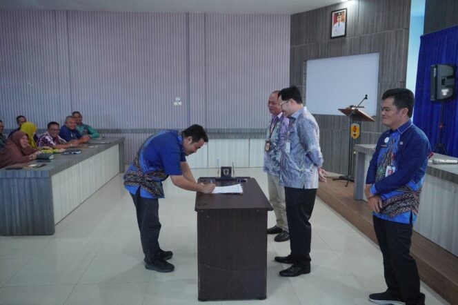 
 Tingkatkan Integritas, Bupati Aulia Tandatangani Perjanjian Kinerja dengan Kepala Perangkat Daerah HST