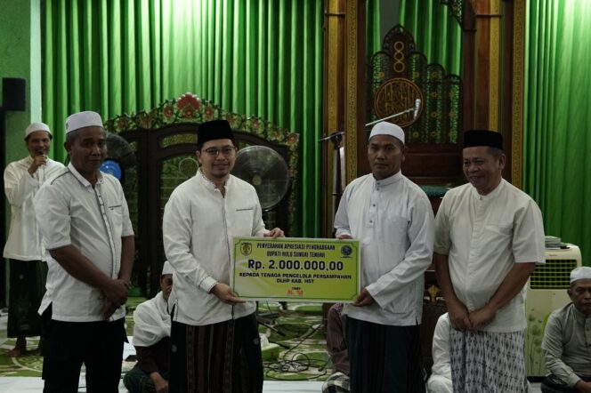 
 Ratusan Pasukan Pengelola Persampahan HST Dapat Reward Dari Bupati Aulia