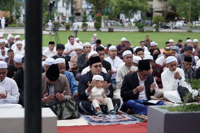 
 Bupati Aulia Laksanakan Salat Idulfitri di Taman Dwi Warna Barabai
