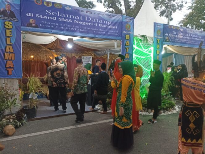 
 Ramai Pengunjung, Stan SMAN 4 Barabai Pamerkan Produk P5 di Bazar Kreatif 2024 HST