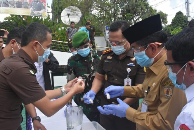 
 Ribuan Barbuk Dimusnahkan, Wabup Mansyah: Komitmen Pemkab HST Dukung Kejari