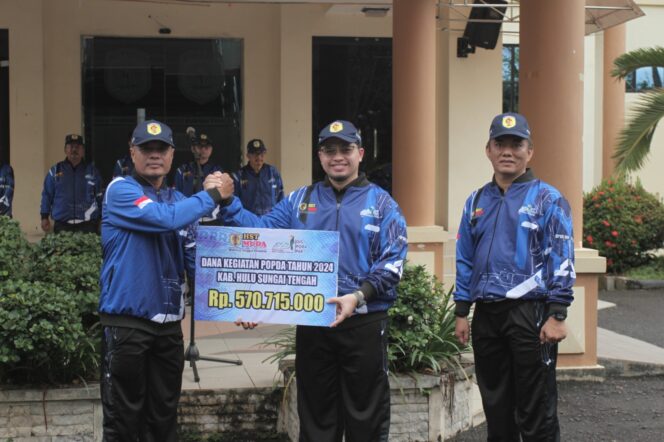 
 Bupati Aulia Lepas Kontingen HST ke Popda Kalsel 2024, Silat dan Tinuju Jadi Unggulan