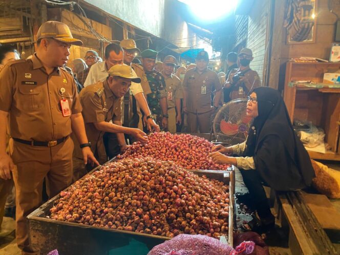 
 Harga dan Ketersediaan Bahan Pokok di Distributor Pasar Harum Manis, Relatif Aman