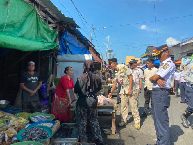 
 Satpol PP Layangkan SP 1 Buat Pedagang Pasar Lama Laut