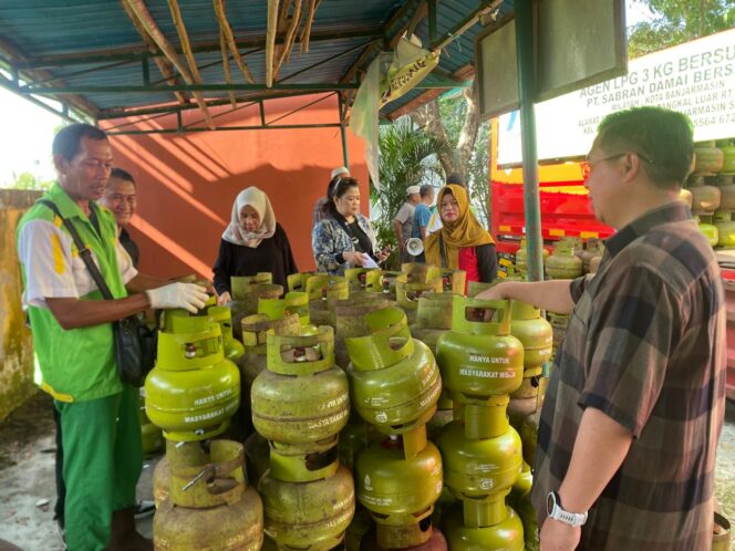 
 Menstabilkan Distribusi Gas Elpiji Langka, Pemko Banjarmasin Gelar Operasi Pasar di 17 Kelurahan