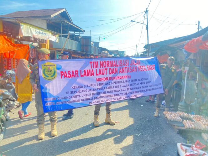 
 Kasatpol PP Banjarmasin Pastikan Penertiban Lapak Pedagang Pasar Lama Laut Berjalan Humanis
