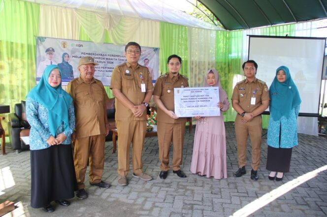 
 Dukung KWT di Pandawan HST, Bupati Aulia Serahkan Ratusan DOD