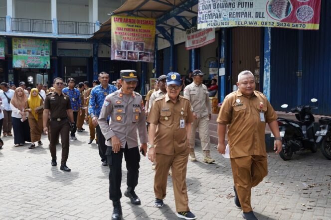 
 Blusukan ke Pasar di Barabai, Wabup Mansyah dan TPID Sidak Harga Bapok