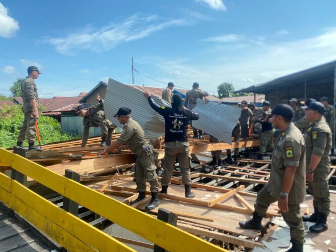 
 Berdiri di Atas Sungai, Bangunan di Sungai Andai Dibongkar Satpol PP Banjarmasin
