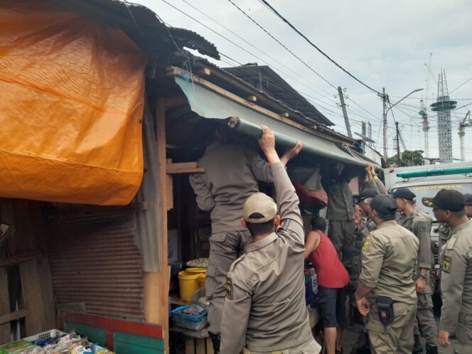 
 Pedagang Pasar Lama Laut Ditertibkan, Beberapa Lapak Masih Melanggar Diangkut Paksa