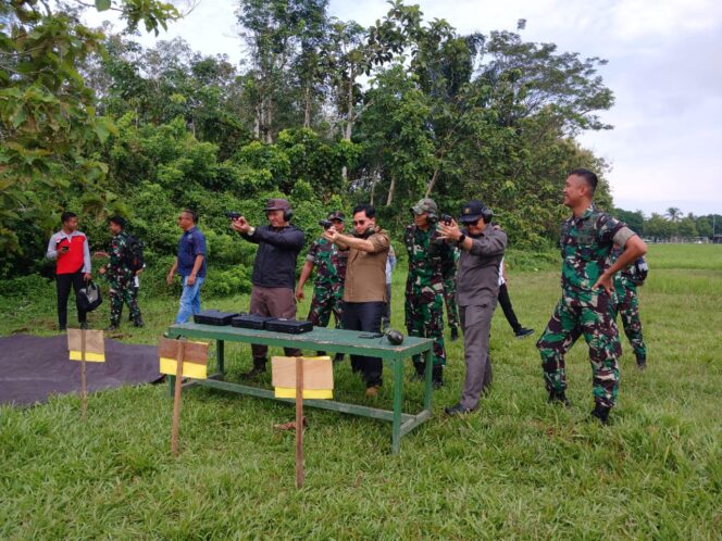 
 Pakai Pistol P1 Pindad Kodim 1002 HST, Tembakan Pertama Bupati Aulia Tepat Sasaran
