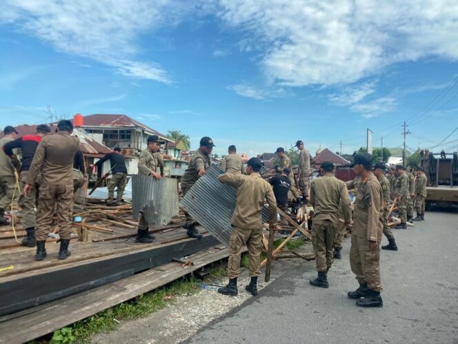 
 Berdiri di Atas Sungai, 4 Kios dan Galangan Kayu di Kawasan Jalan Antasan Kecil Timur Dibongkar