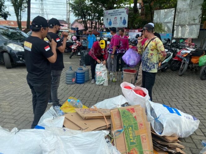 
 Peringati Hari Lingkungan Hidup Sedunia, Warga Ramai-Ramai Sedekah Sampah