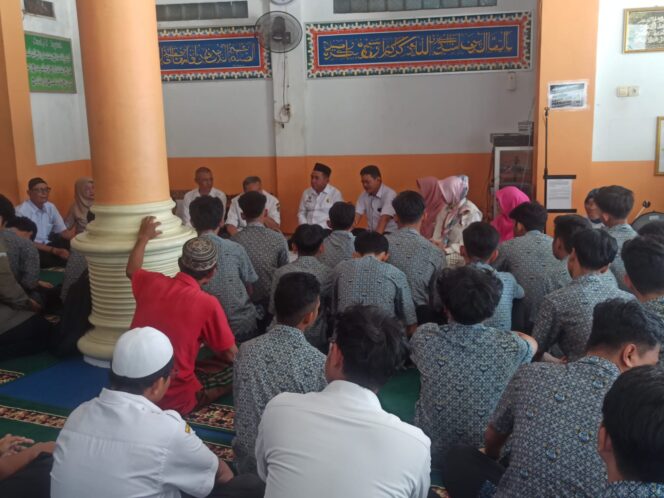 
 Wawali Serahkan Bantuan di SMAN 2 Banjarmasin