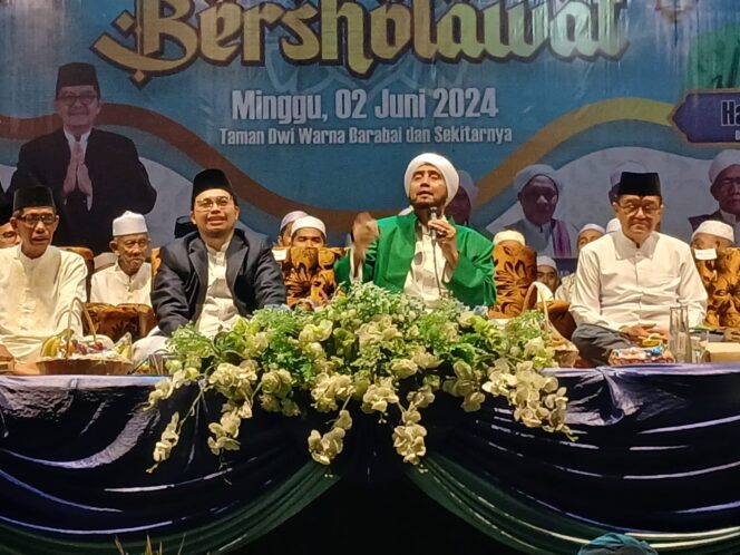 
 Salawat Lautan Manusia Bersama Habib Syech di Barabai, Bupati Aulia: Berkah Bagi HST