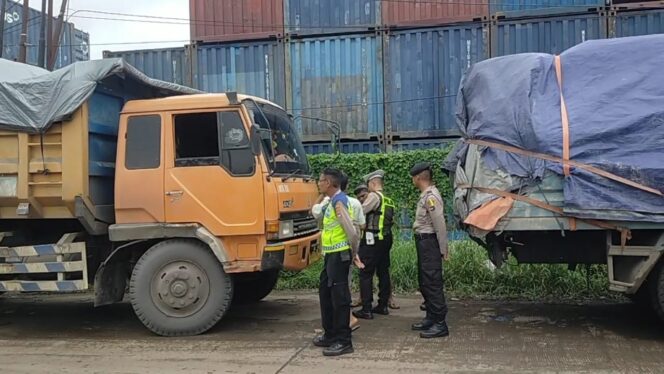 
 Markir di Bahu Jalan Lingkar Selatan, Sejumlah Mobil Angkutan Ditindak