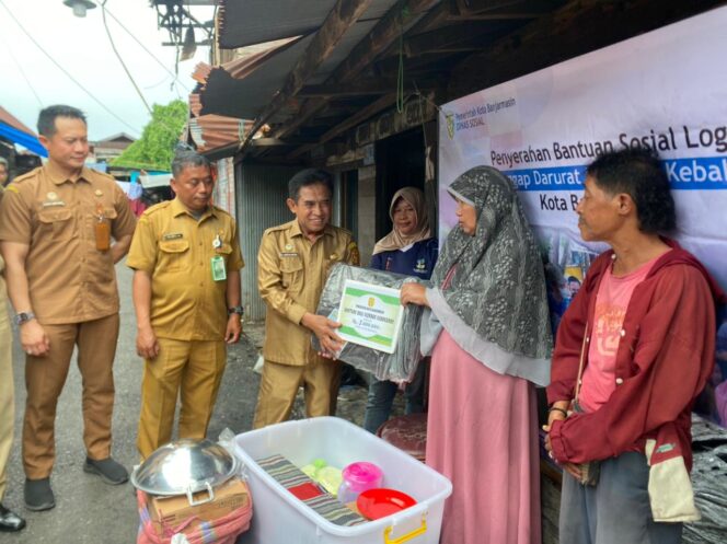 
 Pemko Banjarmasin Salurkan Bantuan Sosial Terhadap Korban Kebakaran di Jalan Maluku