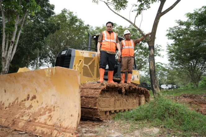 
 Dozer 4 Miliar Untuk TPA Telang HST, Bupati Aulia: Mengurangi Dampak Negatif
