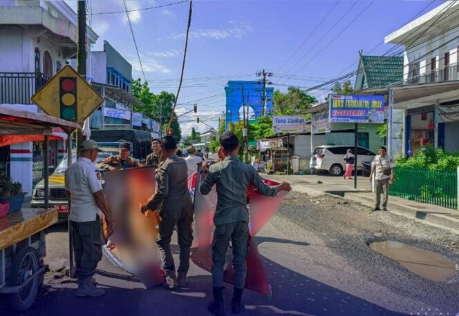 
 Satpol PP Tertibkan Reklame Tak Berizin di Barabai