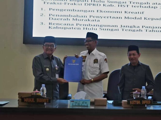 
 Wabup Mansyah Terima Berkas Pandangan Umum DPRD HST Soal 3 Raperda