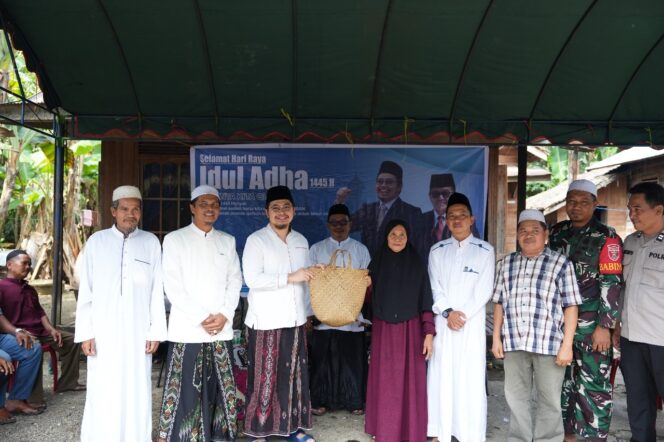 
 Berbagi Daging 23 Ekor Sapi Kurban, Bupati Aulia Sambangi 11 Kecamatan di HST
