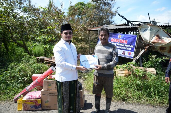 
 Bupati Aulia Serahkan Bantuan Korban Kebakaran di HST