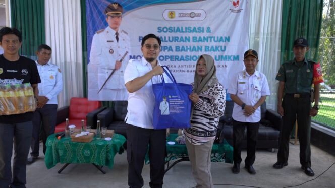 
 Disdag HST Salurkan Bantuan Modal ke Pelaku UMKM, Bupati Aulia: Sesuai Keperluan