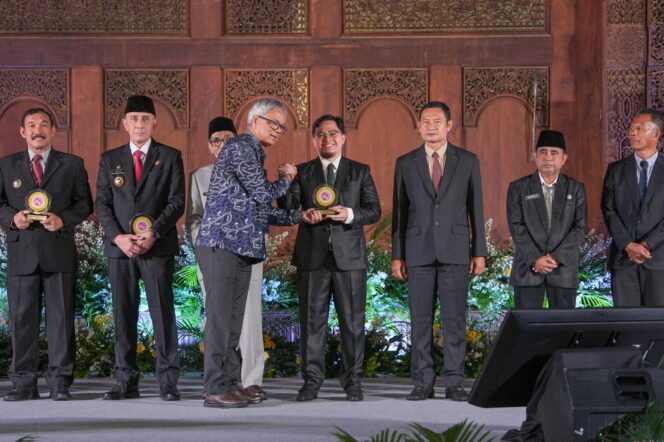
 Terima Penghargaan Dari BKKBN RI, Komitmen Bupati Aulia Tekan Stunting di HST