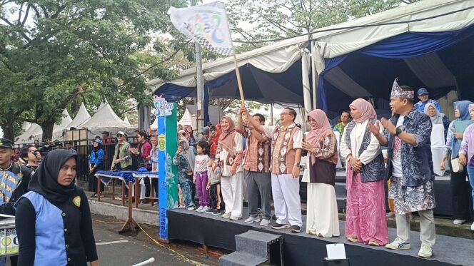 
 Ribuan Peserta Pawai Basasirangan Meriahkan BSF Ke 8
