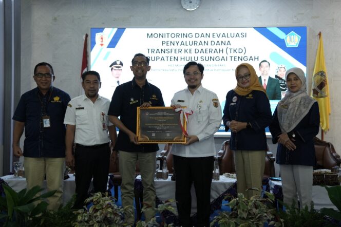 
 Pemkab HST Dapat Dua Penghargaan Dari DJPB Kalsel