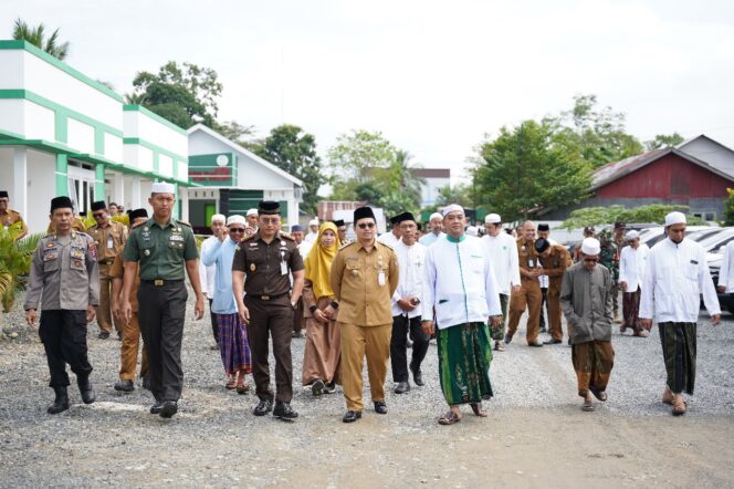 
 Bupati Aulia Resmikan Klinik Nurul Muhibbin dan Lepas Belasan Ulama HST ke Timur Tengah