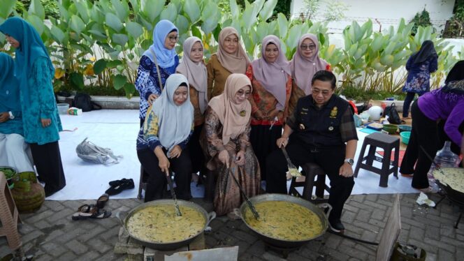 
 Memperingati 10 Muharam, Wali Kota Banjarmasin Ikut “Mengawah” Bubur Asyura Bersama Ibu-Ibu TP-PKK