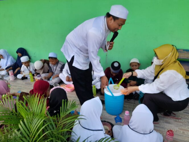 
 Peringati 10 Muharam, Siswa SDN 1 Kelayan Selatan Makan Bersama Bubur Asyura Bersama Guru