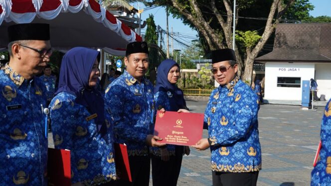 
 Ratusan PNS Kota Banjarmasin Terima Tanda Kehormatan Satyalancana Karya Satya