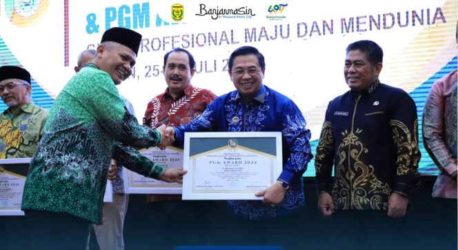 
 Dukung Kemajuan Madrasah, Wali Kota H Ibnu Sina Terima Penghargaan dari Perkumpulan Guru Madrasah (PGM) Indonesia