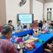 Tim assesor dari Kemendikbudristek Dikti berbincang santai dengan pengurus ITS Mandiri Balangan.