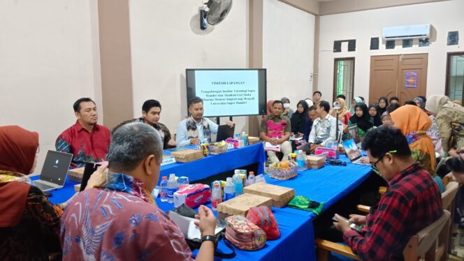 
 Tim assesor dari Kemendikbudristek Dikti berbincang santai dengan pengurus ITS Mandiri Balangan.