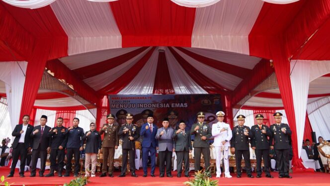 
 Peringati Hari Bhayangkara ke-78, Walikota Banjarmasin Serahkan Bantuan Operasional Bagi Kepolisian