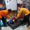 ke foto : Petugas BPBD Kota Banjarmasin tengah melakukan pengecekan peralatan kedaruratan bencana.