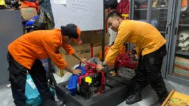 ke foto : Petugas BPBD Kota Banjarmasin tengah melakukan pengecekan peralatan kedaruratan bencana.