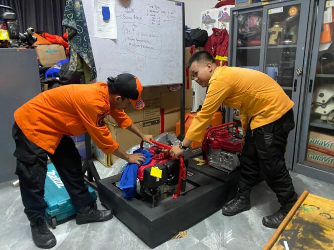 
 ke foto : Petugas BPBD Kota Banjarmasin tengah melakukan pengecekan peralatan kedaruratan bencana.