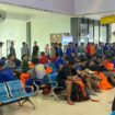 Ket foto : Para penumpang dan kru ABK KM Niki Sejahtera selamat dievakuasi baru berlabuh di Terminal Penumpang Bandarmasih Telaga Biru.