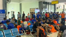 Ket foto : Para penumpang dan kru ABK KM Niki Sejahtera selamat dievakuasi baru berlabuh di Terminal Penumpang Bandarmasih Telaga Biru.
