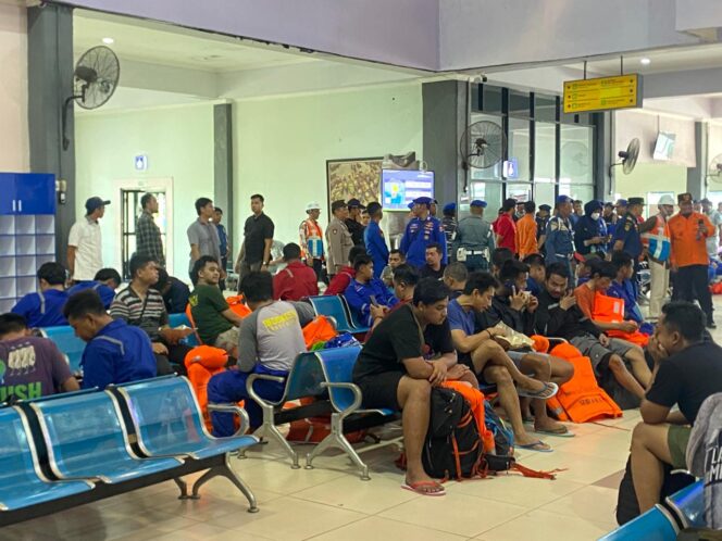
 Ket foto : Para penumpang dan kru ABK KM Niki Sejahtera selamat dievakuasi baru berlabuh di Terminal Penumpang Bandarmasih Telaga Biru.