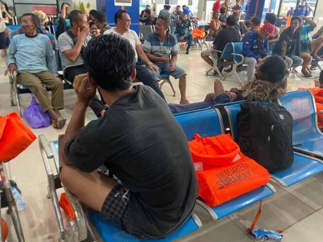 
 KM Niki Sejahtera Terbakar, Ratusan Penumpang Panik Sebelum Tim Evakuasi Datang