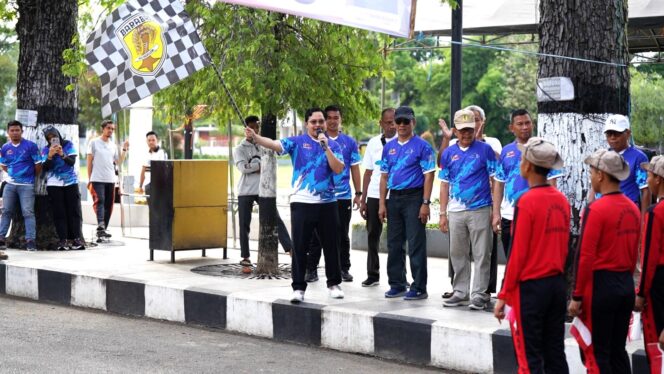 
 Sambut HUT ke-79 RI, Bupati Aulia Lepas Peserta Lomba Gerak Jalan Antar Pelajar HST
